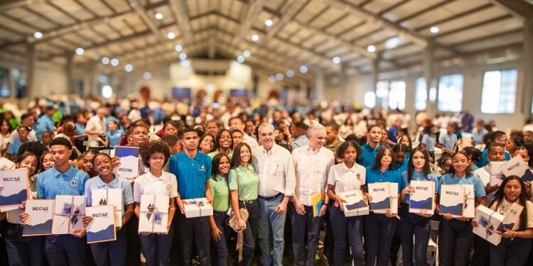 Presidente Abinader sostiene encuentro con 450 estudiantes de escuelas públicas y privadas