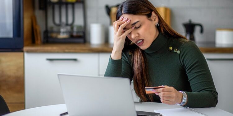 La generación Z gana 50 % más que sus padres a la misma edad, pero se siente más pobre que nunca