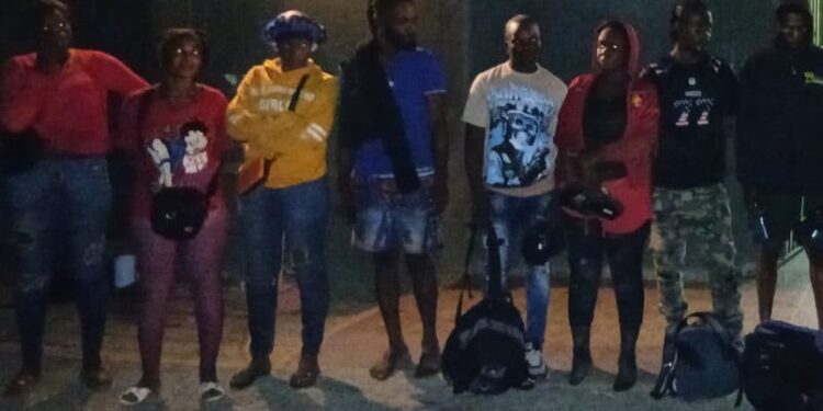 Ejército dominicano intercepta a 16 haitianos que ingresaron en una yola por Montecristi