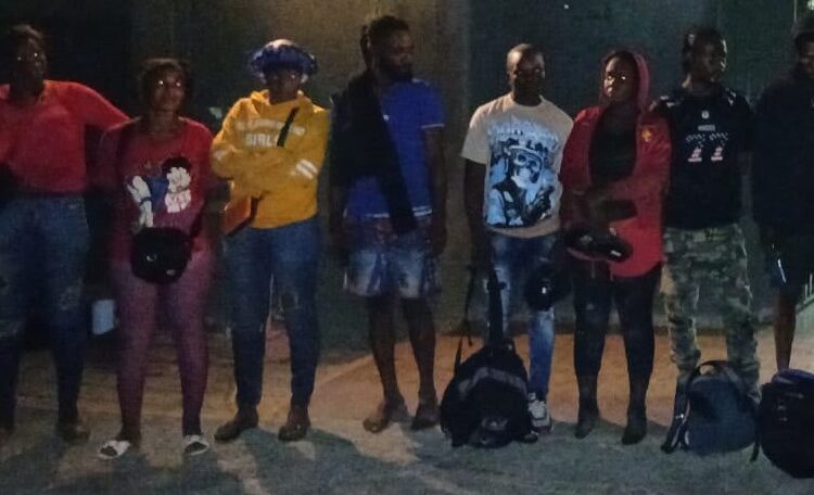 Ejército dominicano intercepta a 16 haitianos que ingresaron en una yola por Montecristi