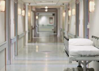 Anciana fue a operarse una rodilla y anestesiólogo abusó de ella antes de la cirugía