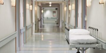 Anciana fue a operarse una rodilla y anestesiólogo abusó de ella antes de la cirugía
