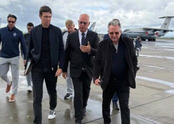 Enviado de Putin muestra primeras imágenes tras llegada de los enviados de Trump