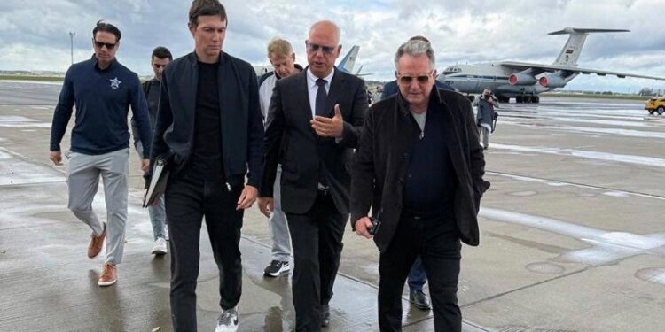 Enviado de Putin muestra primeras imágenes tras llegada de los enviados de Trump