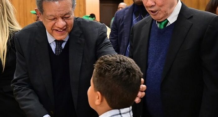 Leonel propone registro automático y gratuito de hijos de dominicanos nacidos en el exterior