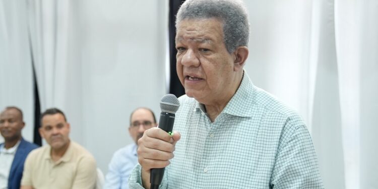 «Ustedes no están para quejarse, están para resolver», le dice Leonel Fernández a funcionarios por crisis eléctrica