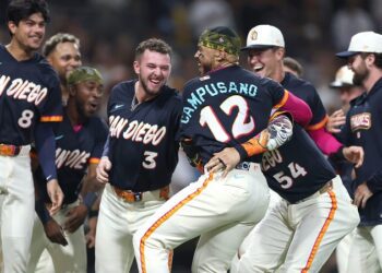 Campusano corona un gran partido con un bambinazo de oro vs. Yankees
