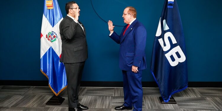Ministro Magín Díaz juramenta a Enmanuel Cedeño Brea como superintendente de Bancos