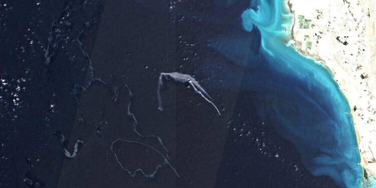 Detectan una enorme mancha de petróleo en el estrecho de Ormuz (FOTOS)