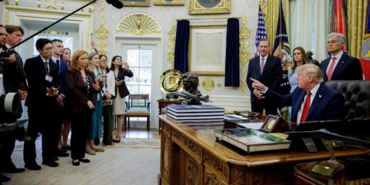 CNN, MSNOW y Politico demandan a Trump y otras cadenas lo boicotean