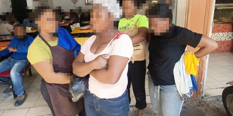 Migración interviene 12 «pica pollos» y comedores chinos en el Gran Santo Domingo
