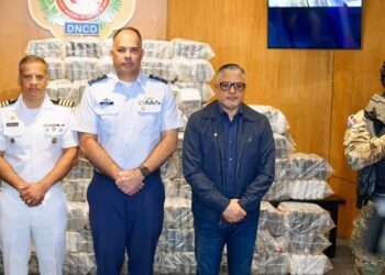 Autoridades ocupan 595 paquetes de presunta cocaína frente a las costas de Baní