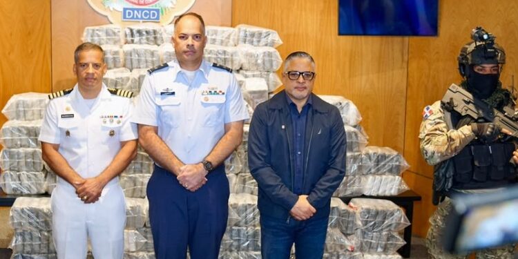 Autoridades ocupan 595 paquetes de presunta cocaína frente a las costas de Baní