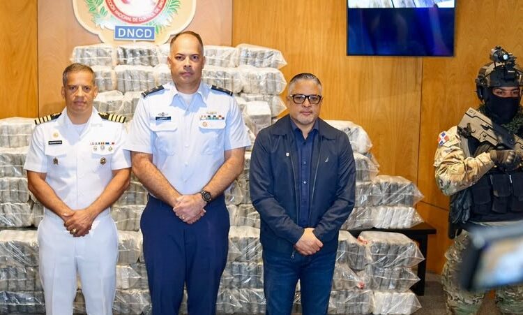 Autoridades ocupan 595 paquetes de presunta cocaína frente a las costas de Baní