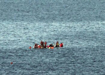 Rescatan a 40 migrantes y dos cadáveres tras naufragio de embarcación en Puerto Rico