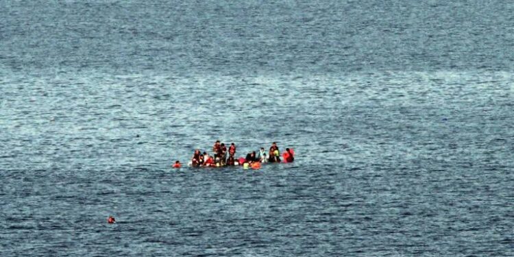 Rescatan a 40 migrantes y dos cadáveres tras naufragio de embarcación en Puerto Rico