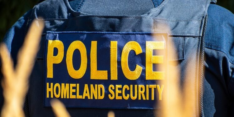 Agente de ICE que disparó a migrante enfrenta cargos: la historia que remece a la comunidad latina