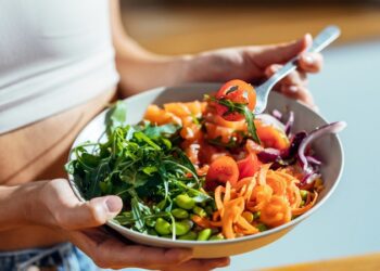 ¿Existen de verdad los superalimentos anticancerígenos?: responde una oncóloga
