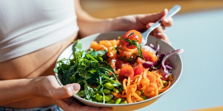 ¿Existen de verdad los superalimentos anticancerígenos?: responde una oncóloga