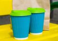 Tomar una bebida caliente en un vaso de papel podría desprender este problema