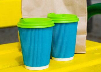 Tomar una bebida caliente en un vaso de papel podría desprender este problema