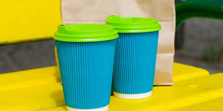 Tomar una bebida caliente en un vaso de papel podría desprender este problema