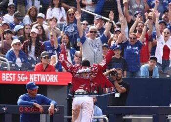 ¡Por fin en casa! Vladdy conecta su primer jonrón del 2026 en Toronto