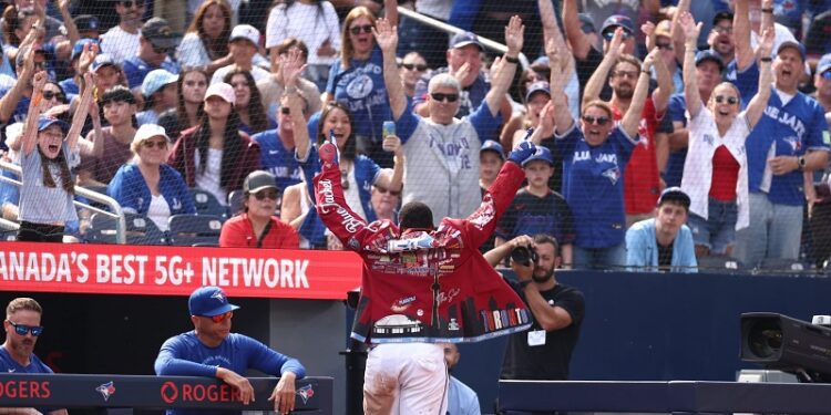 ¡Por fin en casa! Vladdy conecta su primer jonrón del 2026 en Toronto