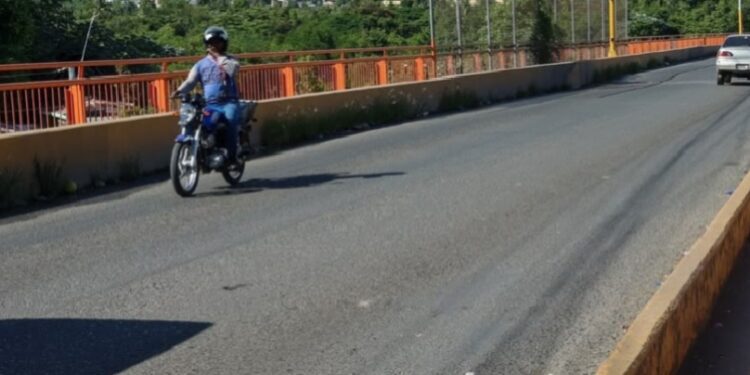 MOPC anuncia restricciones de circulación de vehículos pesados en el puente de La Barquita para mantenimiento