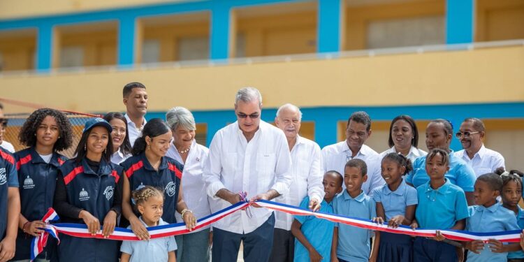 Presidente Abinader entrega escuelas en Batey Soco y Boca de Cumayasa