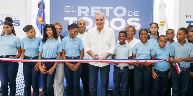 Abinader entrega el Centro Educativo Minerva Guzmán en Pedro Brand
