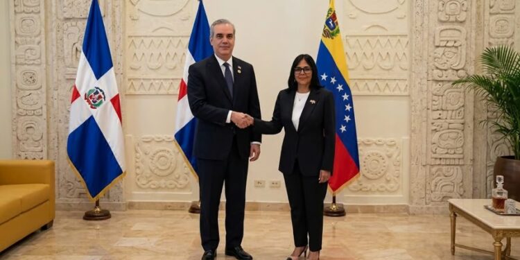 Abinader y Delcy Rodríguez abordan cooperación energética, relaciones consulares y turismo en reunión en Roma