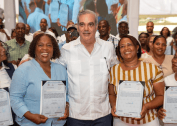 Presidente Abinader entrega 2.200 títulos que benefician a 10 mil personas