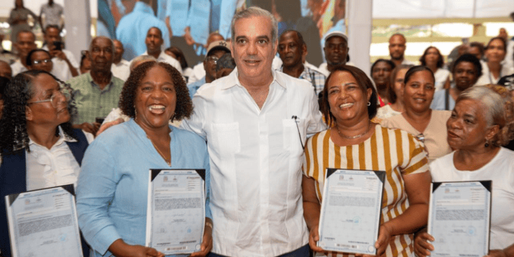 Presidente Abinader entrega 2.200 títulos que benefician a 10 mil personas