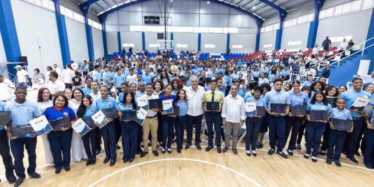 Abinader reafirma compromiso del Gobierno con la mejora de las infraestructuras