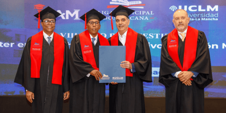 Abinader encabeza graduación de la maestría en Derecho Administrativo y Gestión Municipal de la LMD