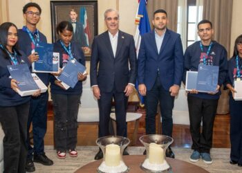 Presidente Abinader recibe a jóvenes dominicanos que rompieron récord mundial de lectura