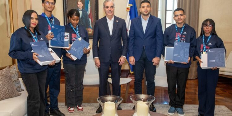 Presidente Abinader recibe a jóvenes dominicanos que rompieron récord mundial de lectura
