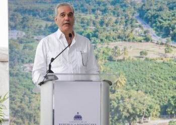 Presidente Luis Abinader reta a comparar 20 años contra 6