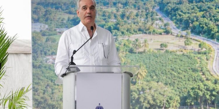 Presidente Luis Abinader reta a comparar 20 años contra 6