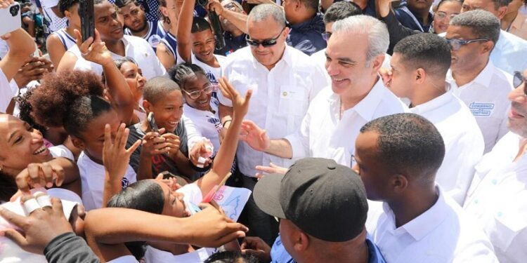 Presidente Abinader retomará agenda en el país este sábado tras jornada en Roma