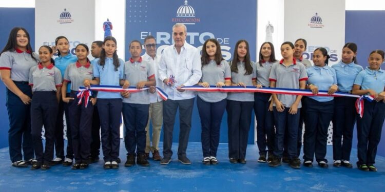Abinader entrega techado de centro educativo para beneficio 665 estudiantes y munícipes de Rancho Arriba