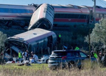 Al menos 64 fallecidos en el accidente de tren en España, según autoridades locales