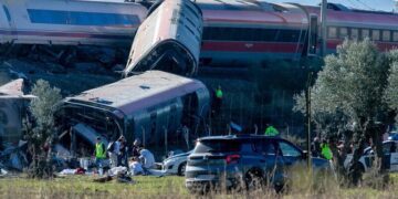 Al menos 64 fallecidos en el accidente de tren en España, según autoridades locales