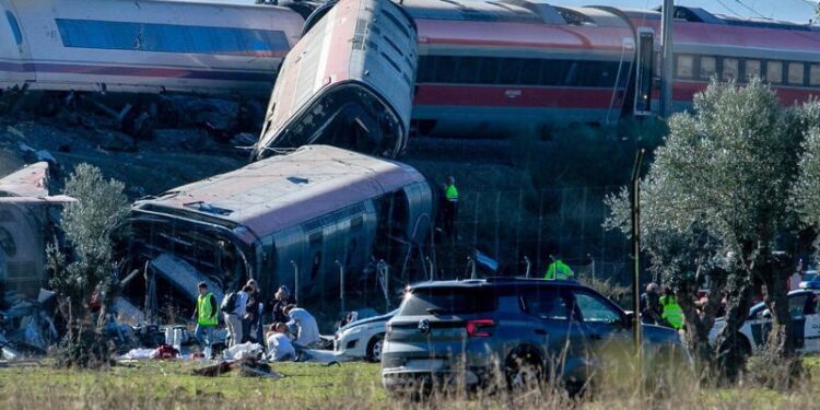 Al menos 64 fallecidos en el accidente de tren en España, según autoridades locales