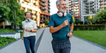 Comes igual, te mueves igual, pero engordas: qué le pasa a tu cuerpo después de los 40