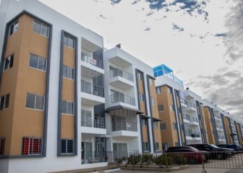 Presidente Abinader entrega 97 apartamentos que beneficiarán a más de 300 personas en el residencial Las Acacias I