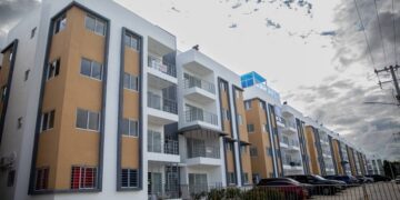 Presidente Abinader entrega 97 apartamentos que beneficiarán a más de 300 personas en el residencial Las Acacias I