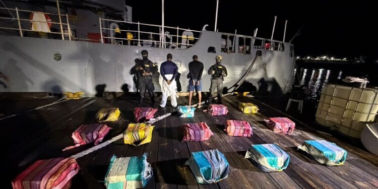 Autoridades ocupan 389 paquetes de cocaína y arrestan a dos dominicanos