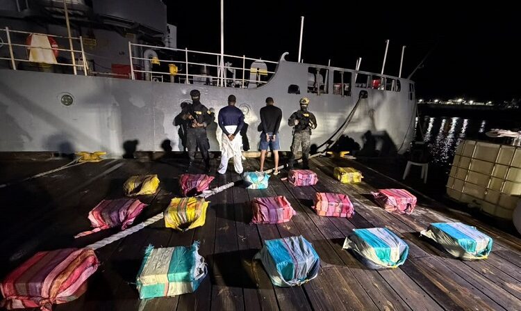 Autoridades ocupan 389 paquetes de cocaína y arrestan a dos dominicanos